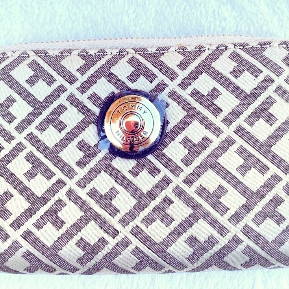 NWT Tommy Hilfiger Wristlet Brown and Tan Zippered